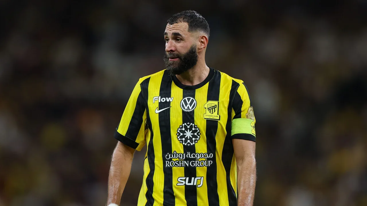 اتحاد جدة يتحرك بقرار عاجل لحسم مستقبل بنزيما وتأمين بقائه مع الفريق